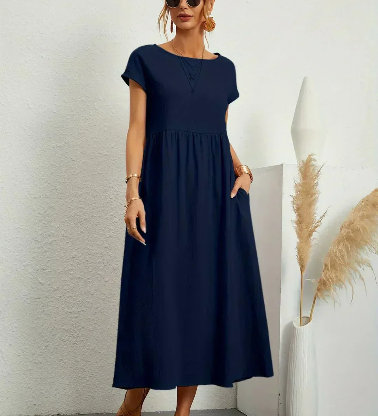 Marianne | Tyylikäs mekko pyöreällä kaula-aukolla